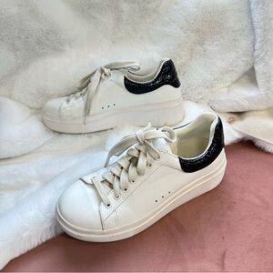 Yellow box • White platform sneakers with patent leather heal detail